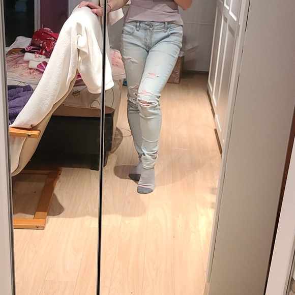 American Eagle destroyed jeans - Picture 3 of 4